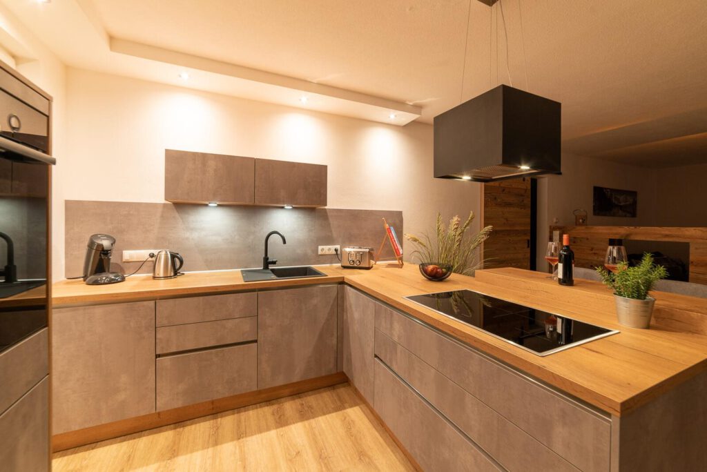 Küche, Blick auf Kochfeld und Spülbecken