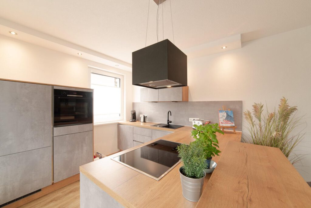 Küche, Blick auf Kochfeld und Backofen