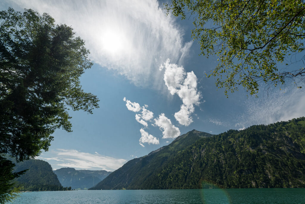 Der Achensee mit Bäumen im Vordergrund