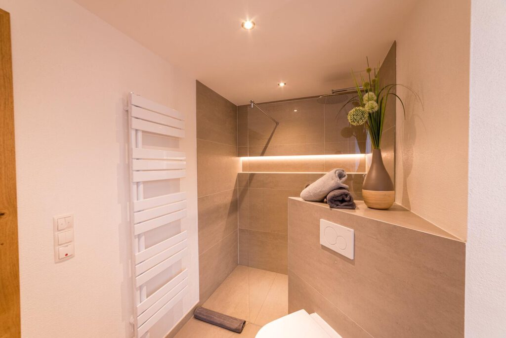 Badezimmer1, Blick auf die Dusche