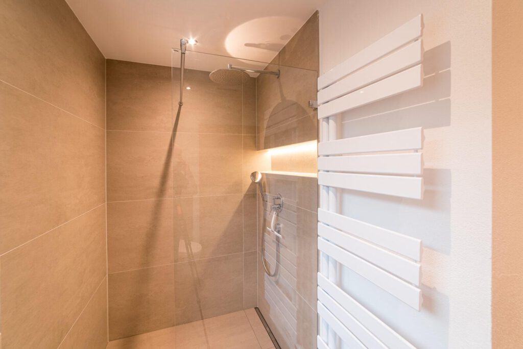 Badezimmer2, Blick in die Dusche