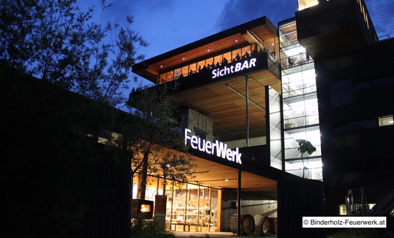 Das Binderholz Feuerwerk im Dunkeln von außen