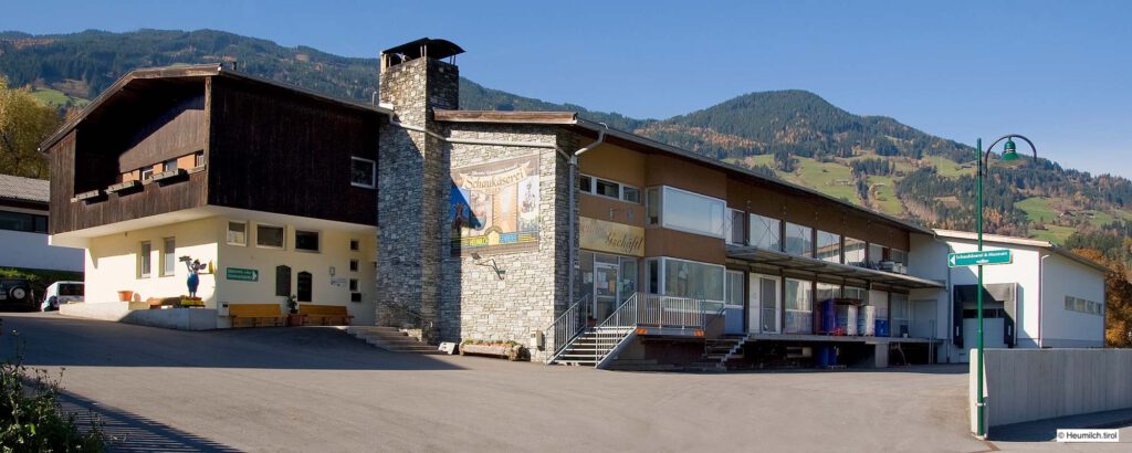 Das Senneriegebäude von außen, man sieht den Eingnag zum Shop und zur Produktion