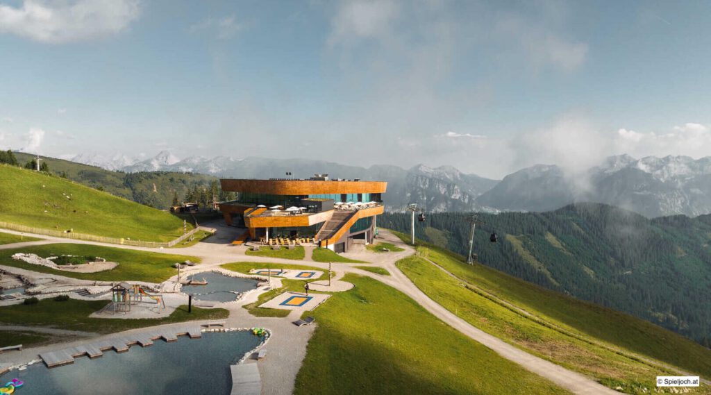 Die Spieljoch-Bergstation mit Spielplatz etc im Hintergrund die Berge