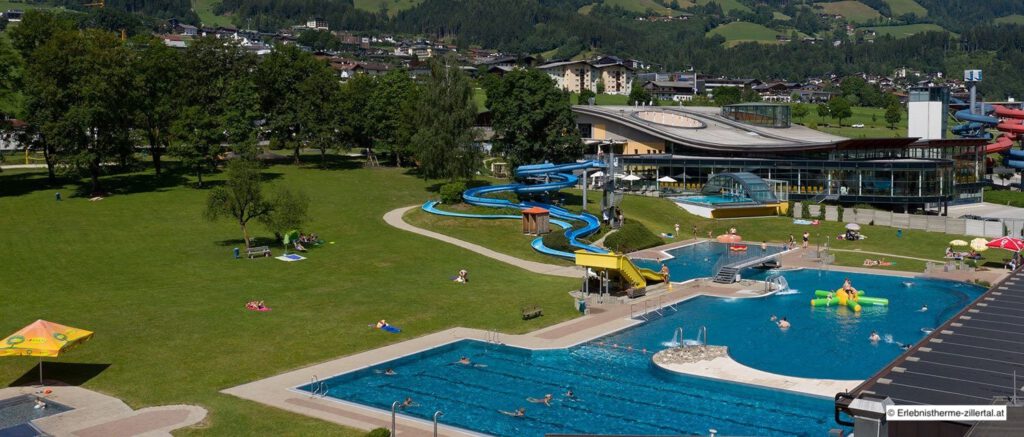 Die Therme von oben mit allen Rutschen und Freibad