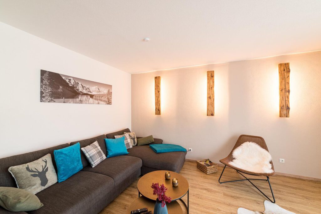 Wohnzimmer, Blick aufs Sofa