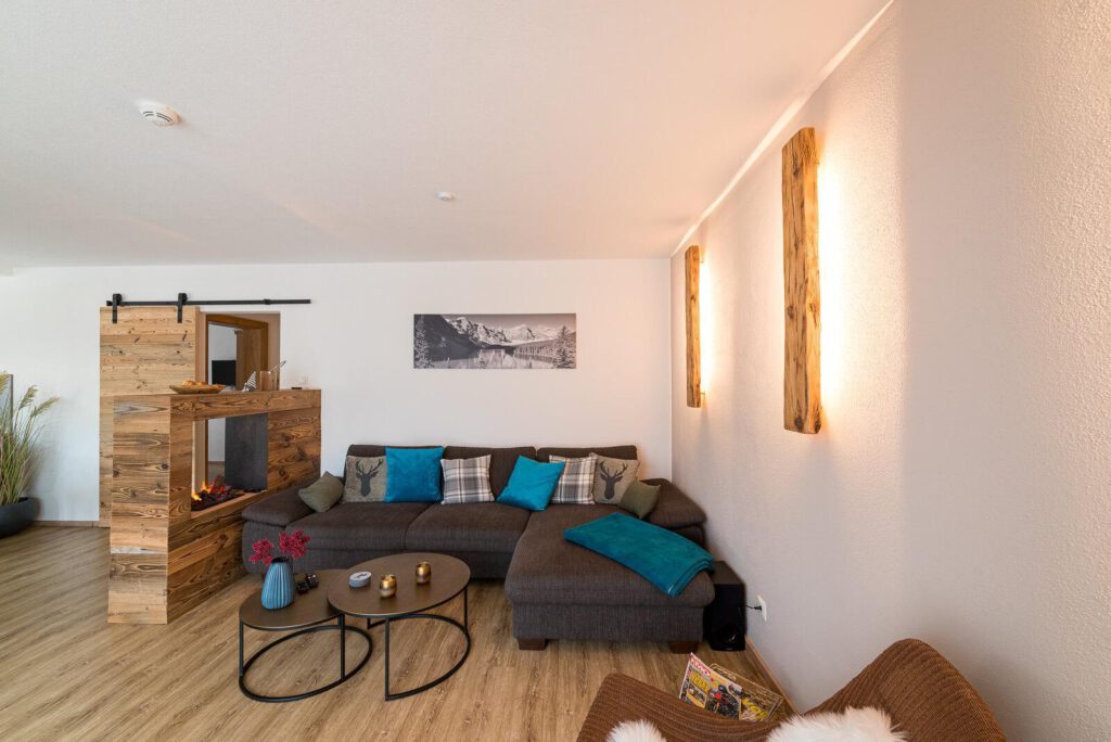 Im Wohnzimmer, Blick auf das Sofa und den Kamin