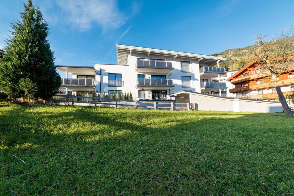 Aussenansicht, seitlich im Sommer