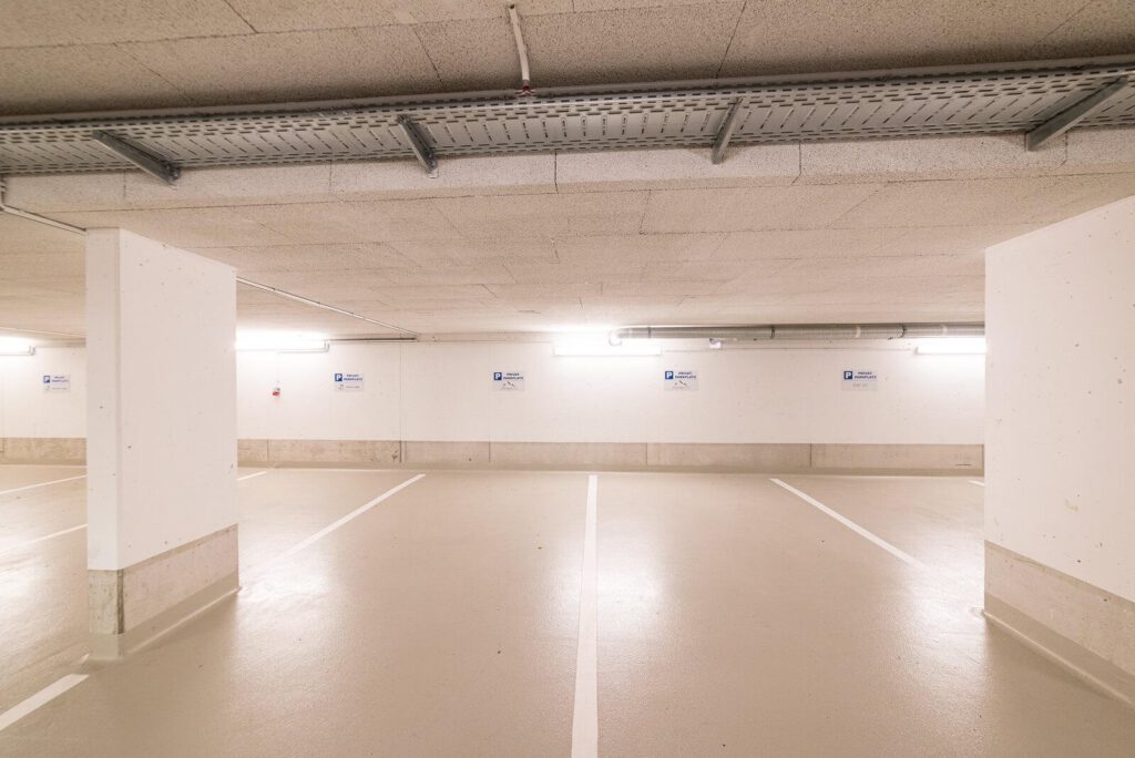 Tiefgarage, Ansicht auf vom Zugang zu den Parkplätzen des Apartments