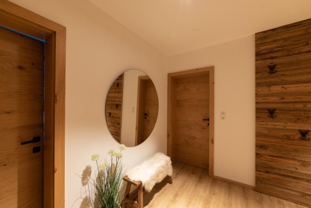 Flur, Blick auf Spiegel und Bänkchen