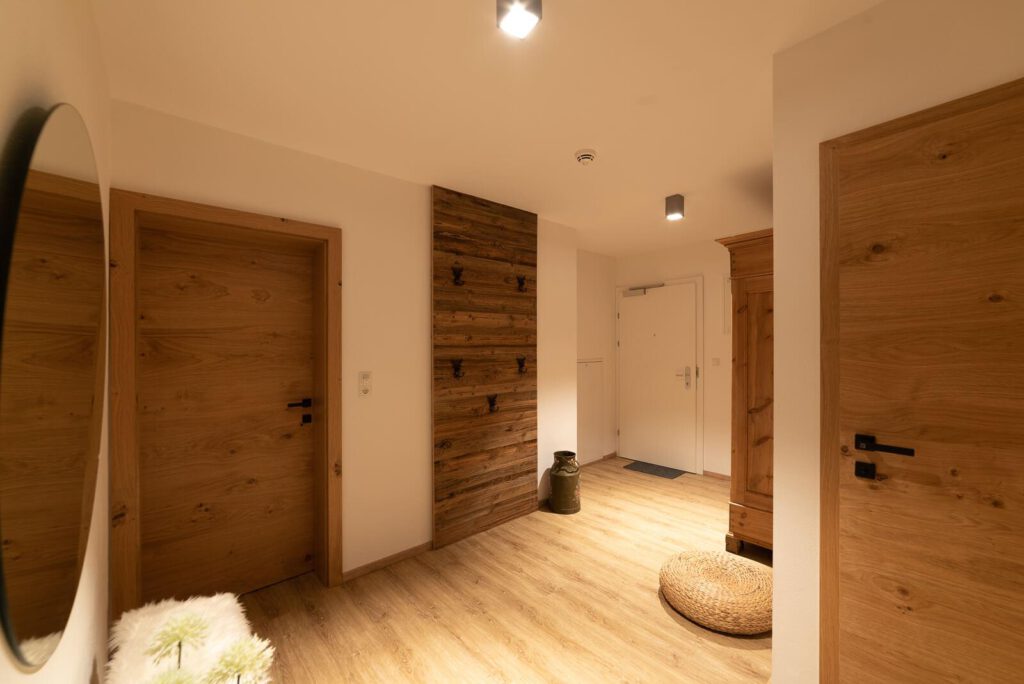 Flur, Blick auf die Eingangstür