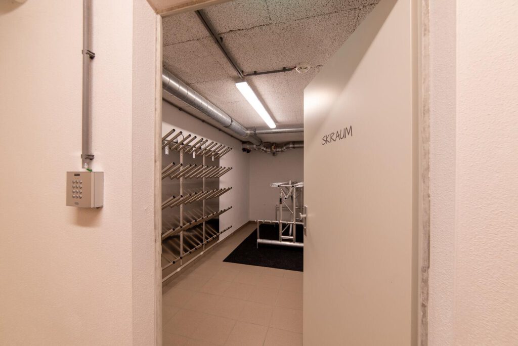 Tiefgarage, Blick in den Skikeller